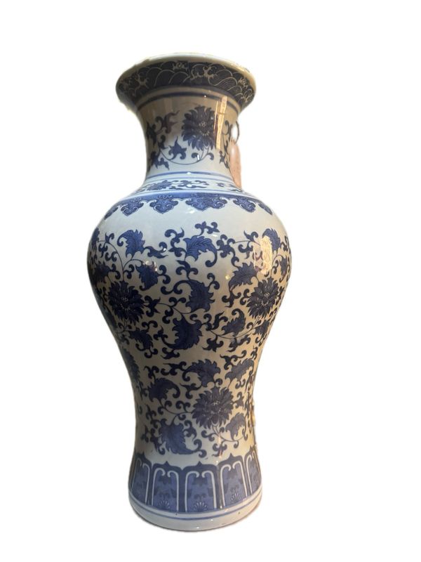 CLASSIC CHINESE BLUE AND WHITE FLORAL PATTERN PORCELAIN VASE