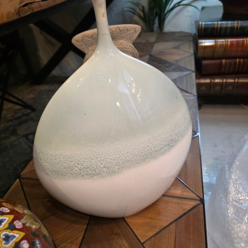 TEAR DROP SHAPED CERAMIC GLOSSY WHITE GLAZE TEXTURED VASE