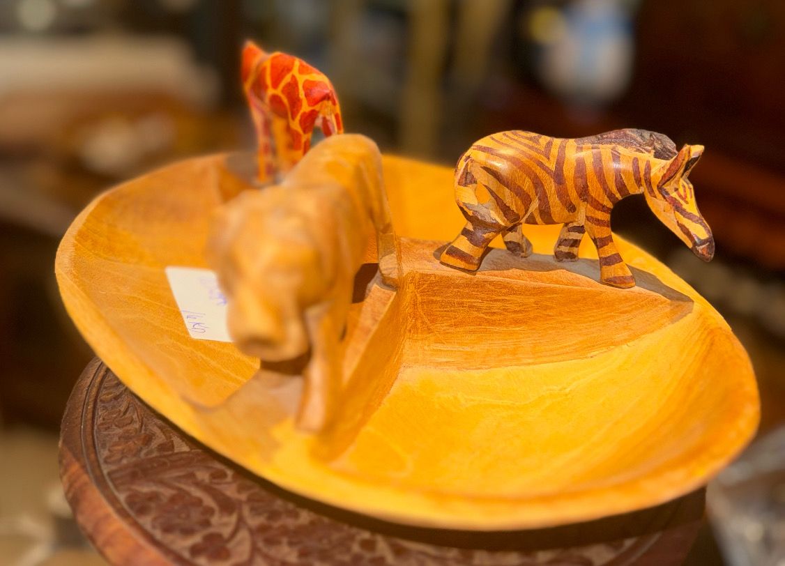 HAND CARVBED AFRICAN DECORATIVE BOWL FEATURING  CARVED ANIMALS ON RIM