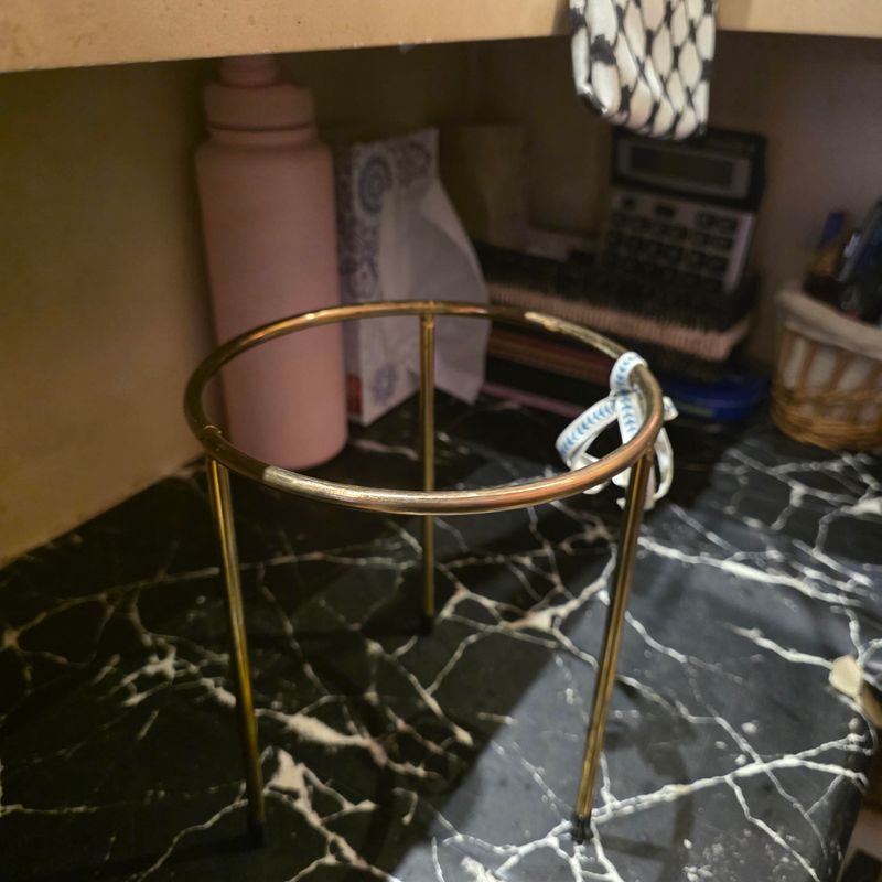 GOLD METAL CUP HOLDER