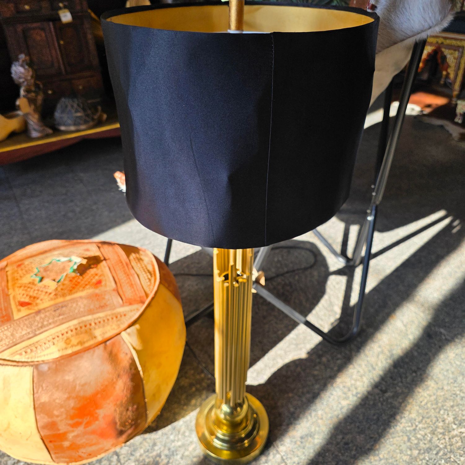VINTAGE MID CENTURY MODERN BRASS TABLE LAMP WITH A GOLD AND BLACK LAMPSHADE