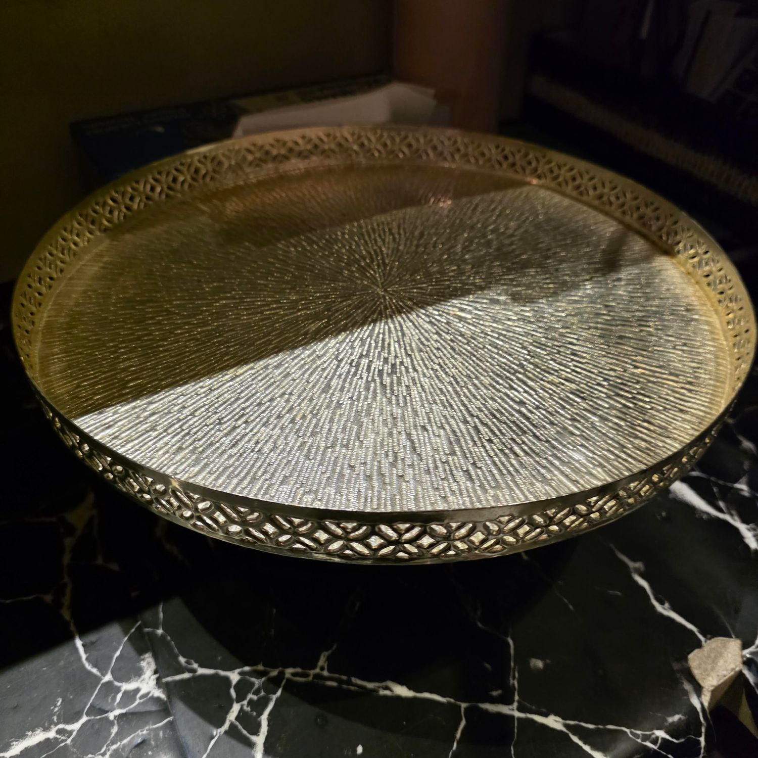 GOLD METAL CAKE STAND WITH AN OPENWORK EDGE DESIGN AND A TEXTURED BASE