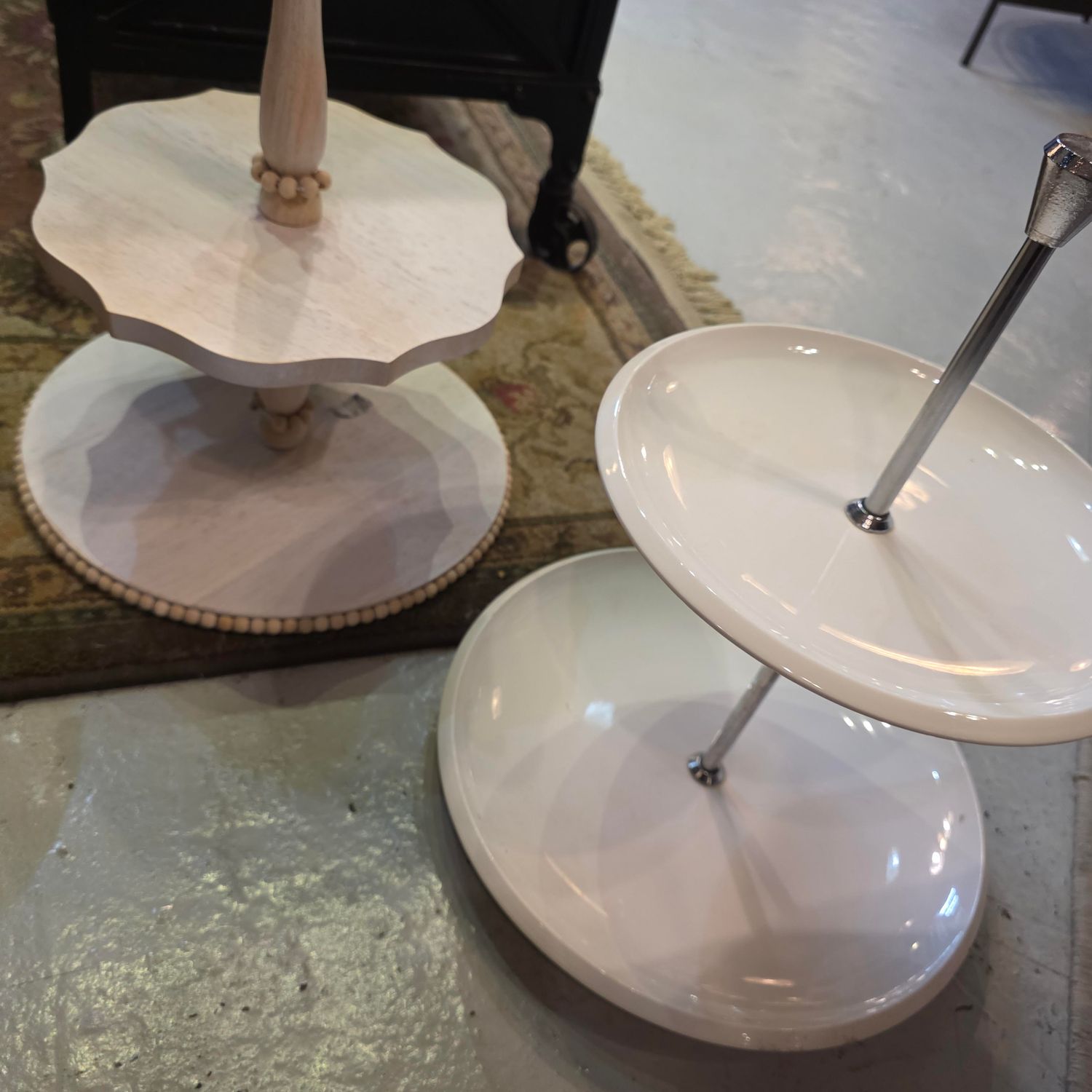 2 TIER CERAMIC / WOODEN CUPCAKE STAND