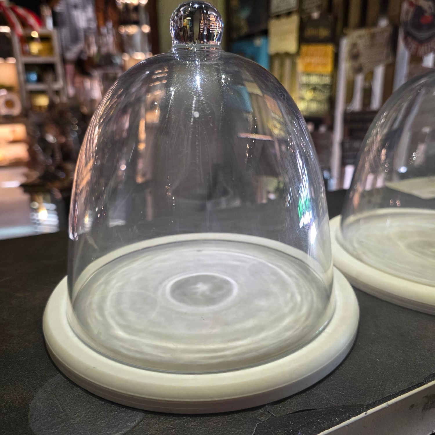 CLOCHE WITH A WHITE BASE