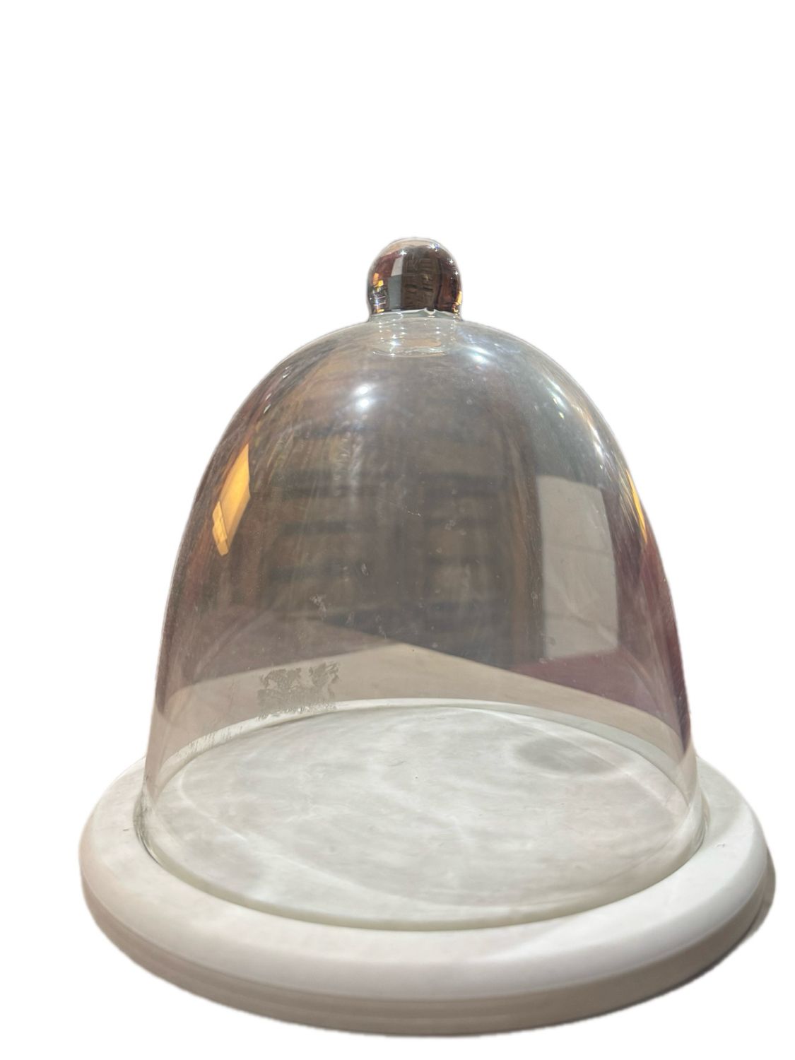 CLOCHE WITH A WHITE BASE