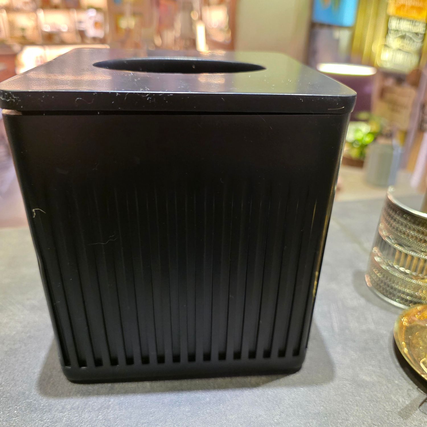 BLACK RIBBED FINISH TISSUE HOLDER