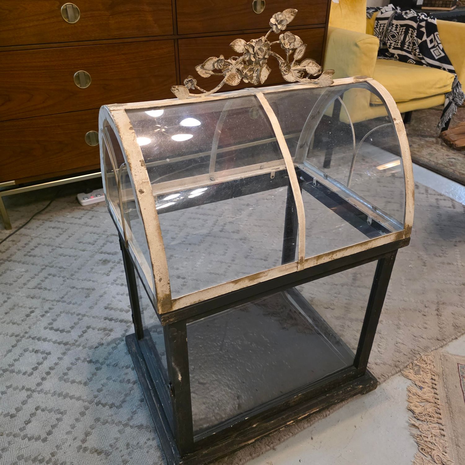 ANTIQUE COUNTERTOP DISPLAY CASE CURVED GLASS FRONT AND A TOP WITH BEVELED GLASS PANEL