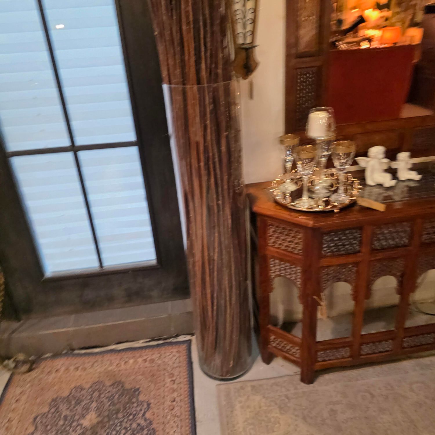 TALL FLOOR CLEAR GLASS VASE WITH DRIED DECORATIVE WILLOW BRANCHES