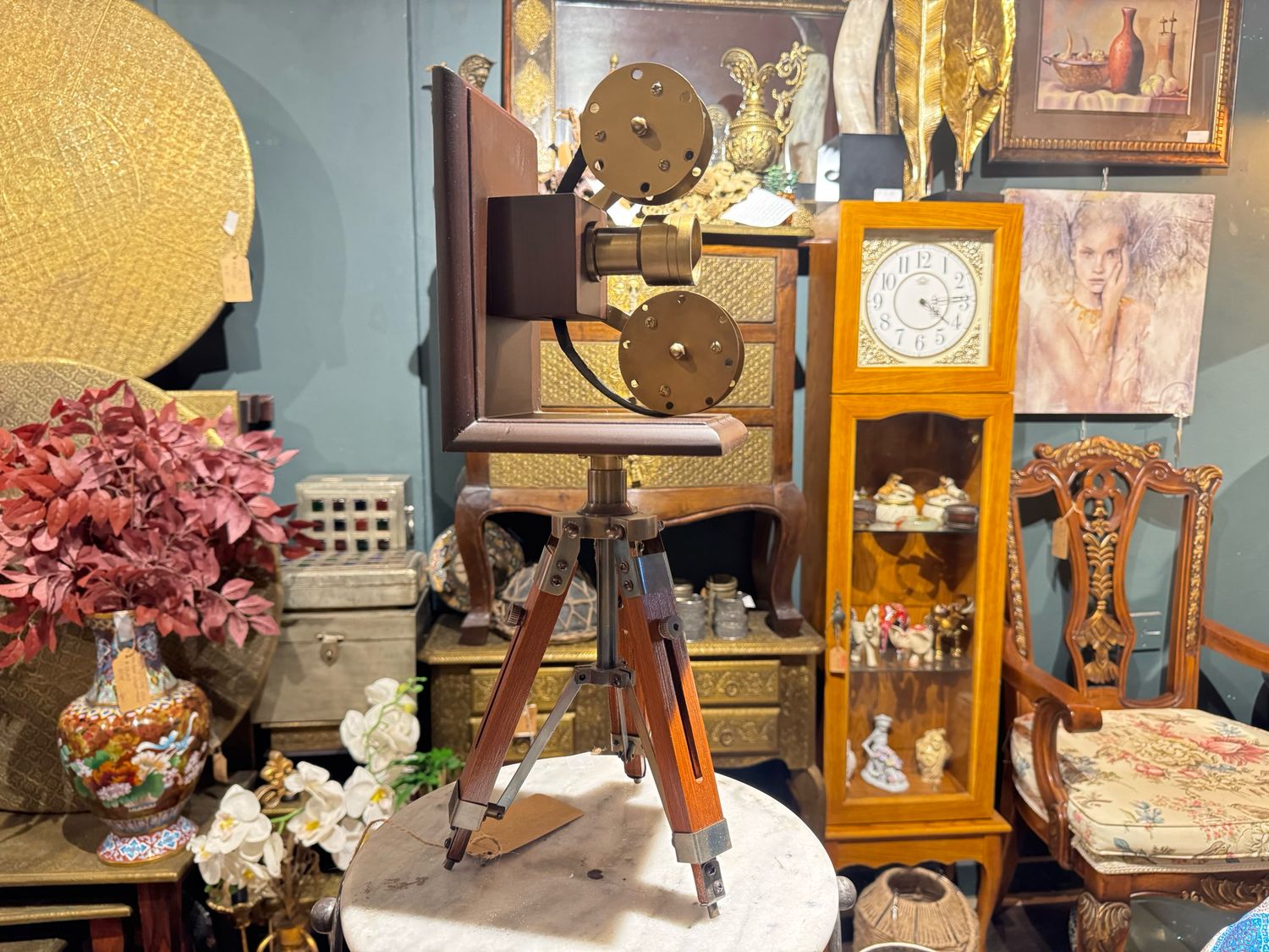 DECORATIVE REPRODUCTION OF AN ANTIQUE FILM PROJECTOR