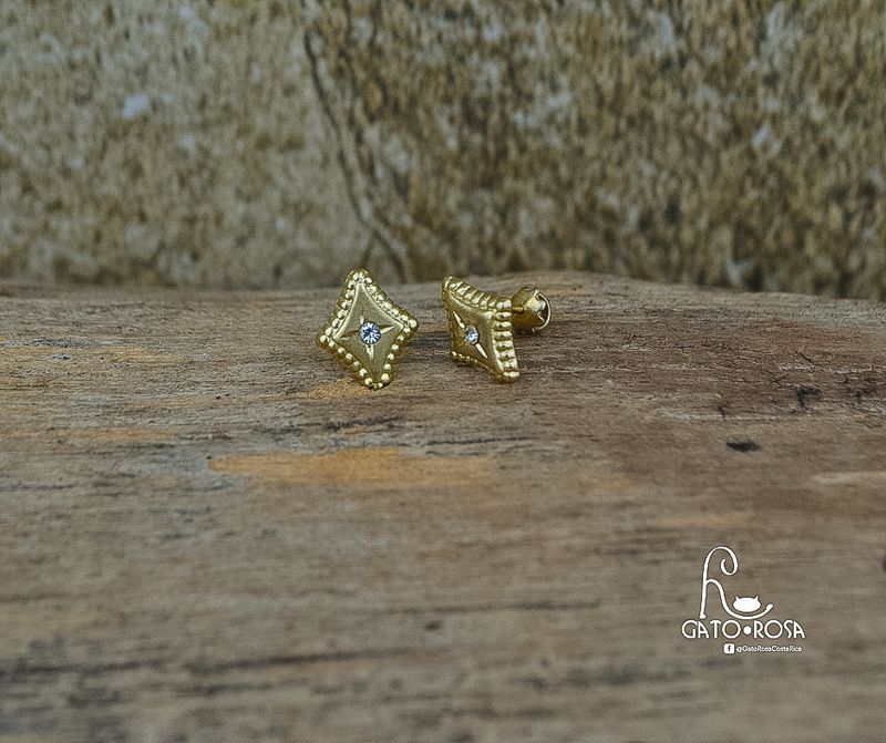ARETES ROMBO DE ORO DE 10 KILATES Y CRISTALES AR0362M