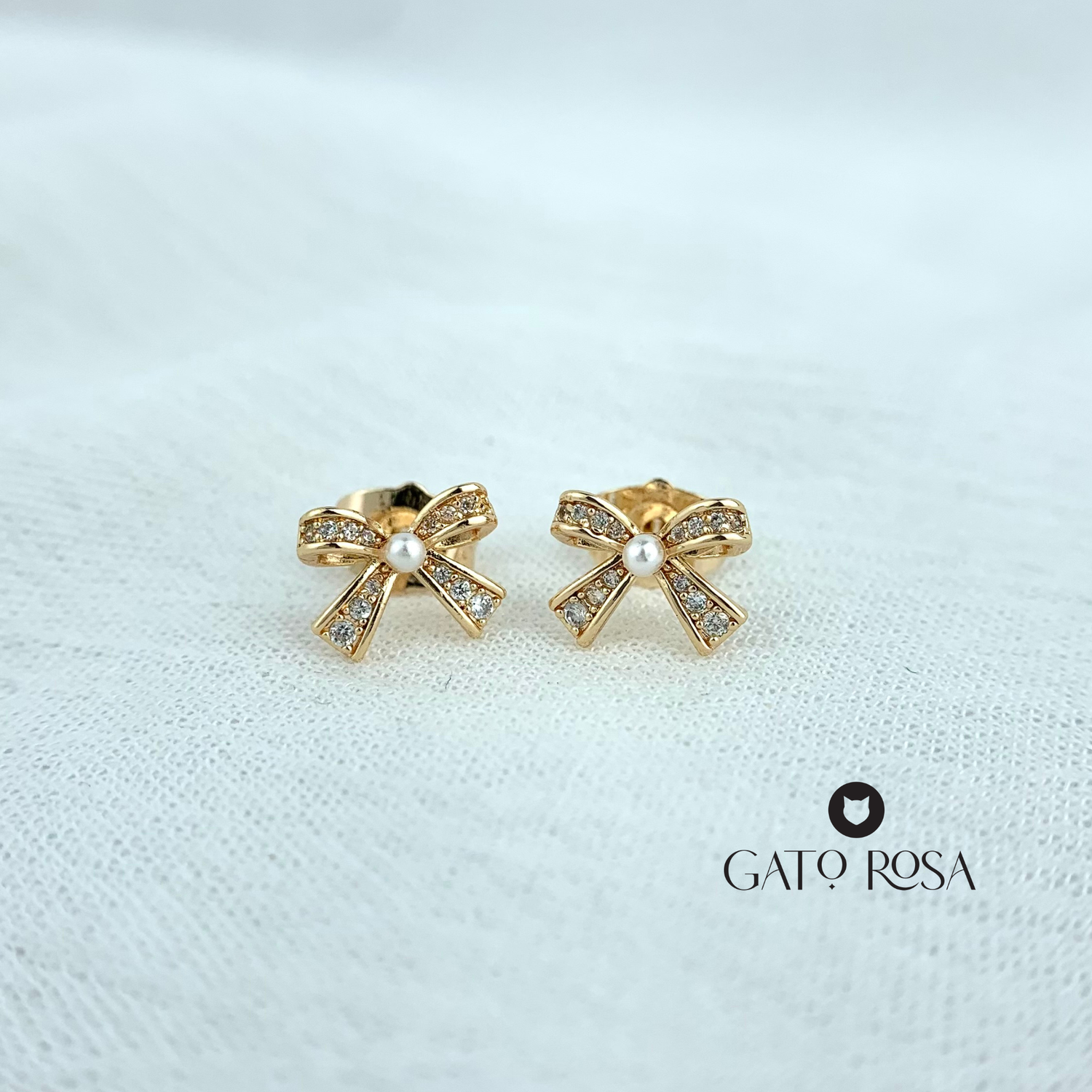 ARETES LAZO CON CRISTALES  Y PERLA COVERGLOD AR2484G30