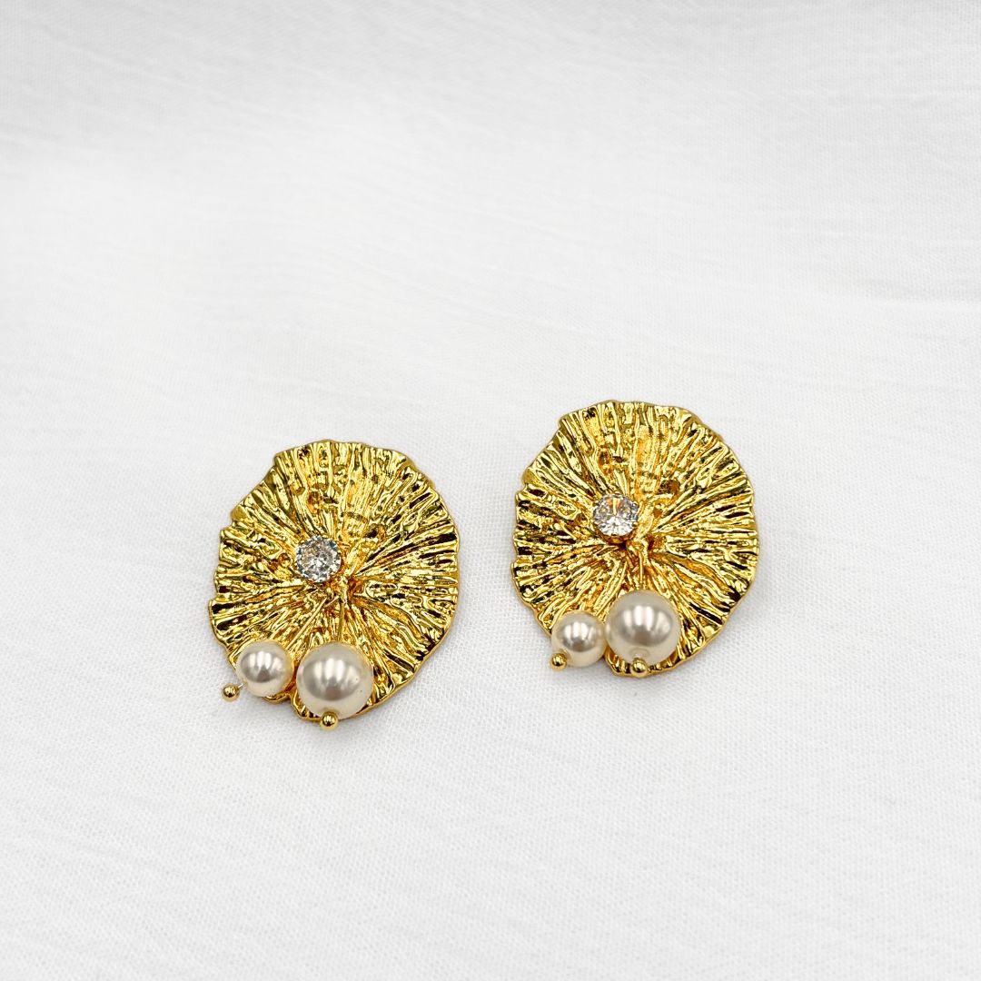 ARETES EN DISCO FORMA ORGANICA CON CHISPAS Y PERLAS AR3156G31 ARETES EN DISCO FORMA ORGANICA CON CHISPAS Y PERLAS AR3156G31