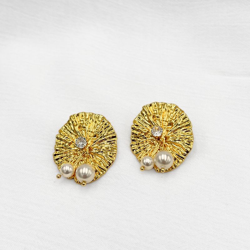 ARETES EN DISCO FORMA ORGANICA CON CHISPAS Y PERLAS AR3156G31 ARETES EN DISCO FORMA ORGANICA CON CHISPAS Y PERLAS AR3156G31