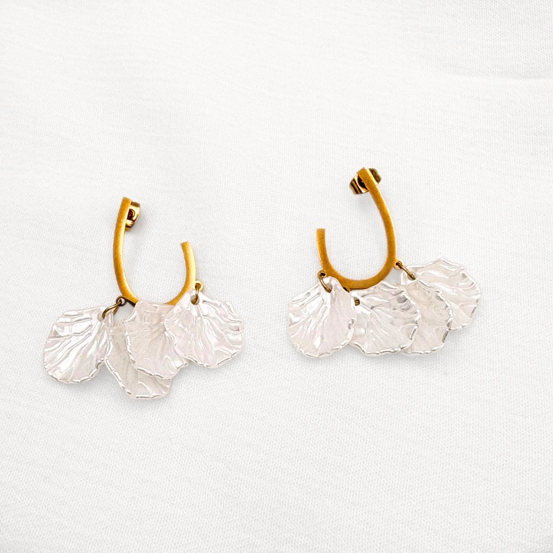 ARETES DE ACERO DORADO MEDIO ARO CON PETALOS BLANCOS AR3158G45 ARETES DE ACERO DORADO MEDIO ARO CON PETALOS BLANCOS AR3158G45