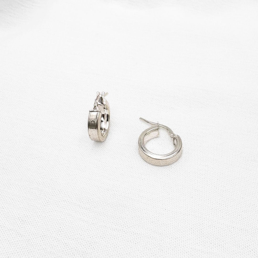 ARGOLLAS DE PLATA CON BANDA ACANALADA AG1885L22 ARGOLLAS DE PLATA CON BANDA ACANALADA AG1885L22