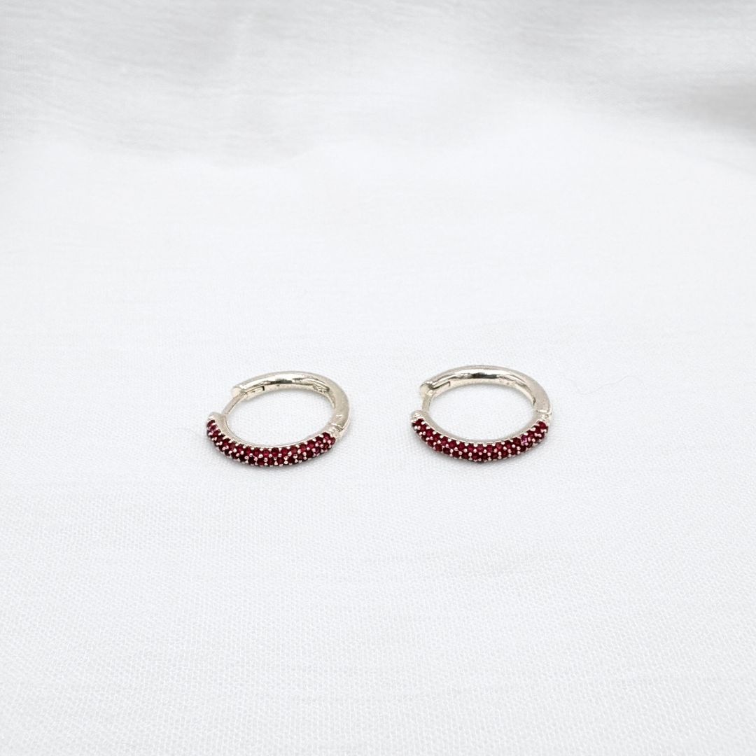 ARGOLLAS TIPO HUGGIES DE PLATA CIRCONES COLOR RUBÍ AG1887L25 ARGOLLAS TIPO HUGGIES DE PLATA CIRCONES COLOR RUBÍ AG1887L25