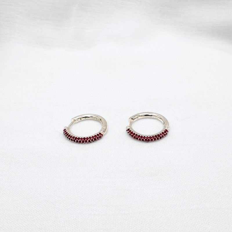 ARGOLLAS TIPO HUGGIES DE PLATA  CIRCONES COLOR RUBÍ AG1887L25