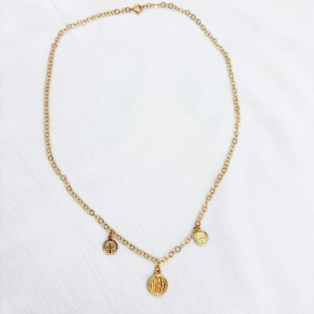 COLLAR DE CADENA DE ESLABONES CIRCULARES CON DIJES DE SAN BENITO EN BAÑO DE ORO 18K CO1887G36