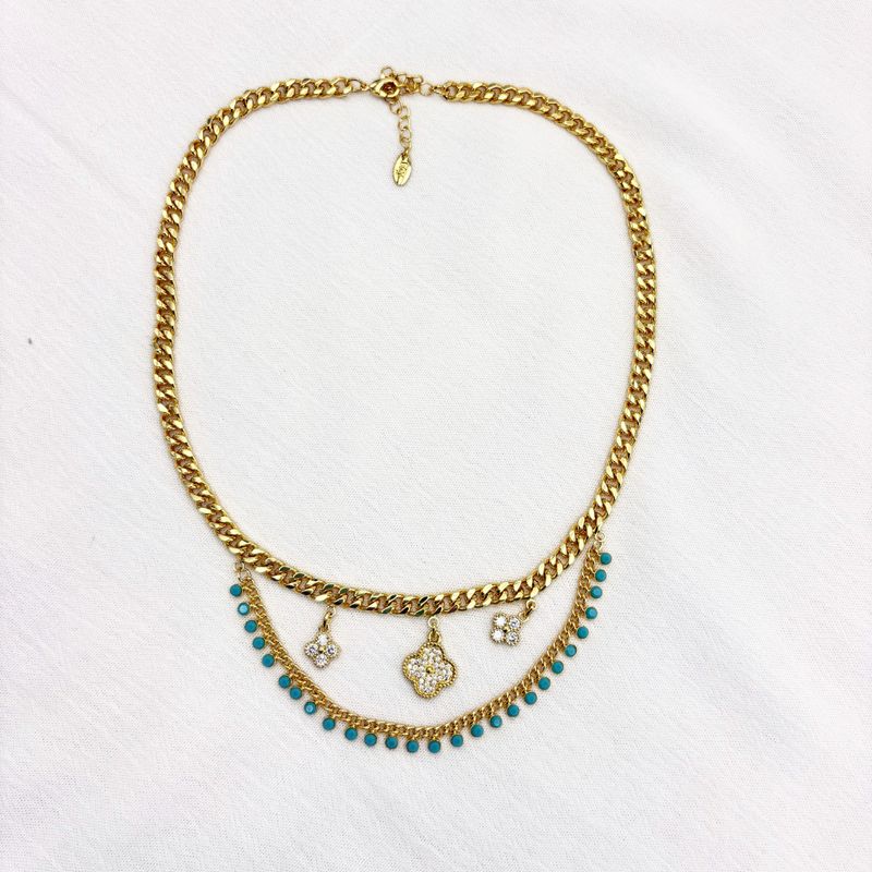 COLLAR DE DOBLE CADENA CON DIJES DE TRÉBOL Y CUENTAS TIPO TURQUESAS BAÑO DE ORO 18K CO1881G38