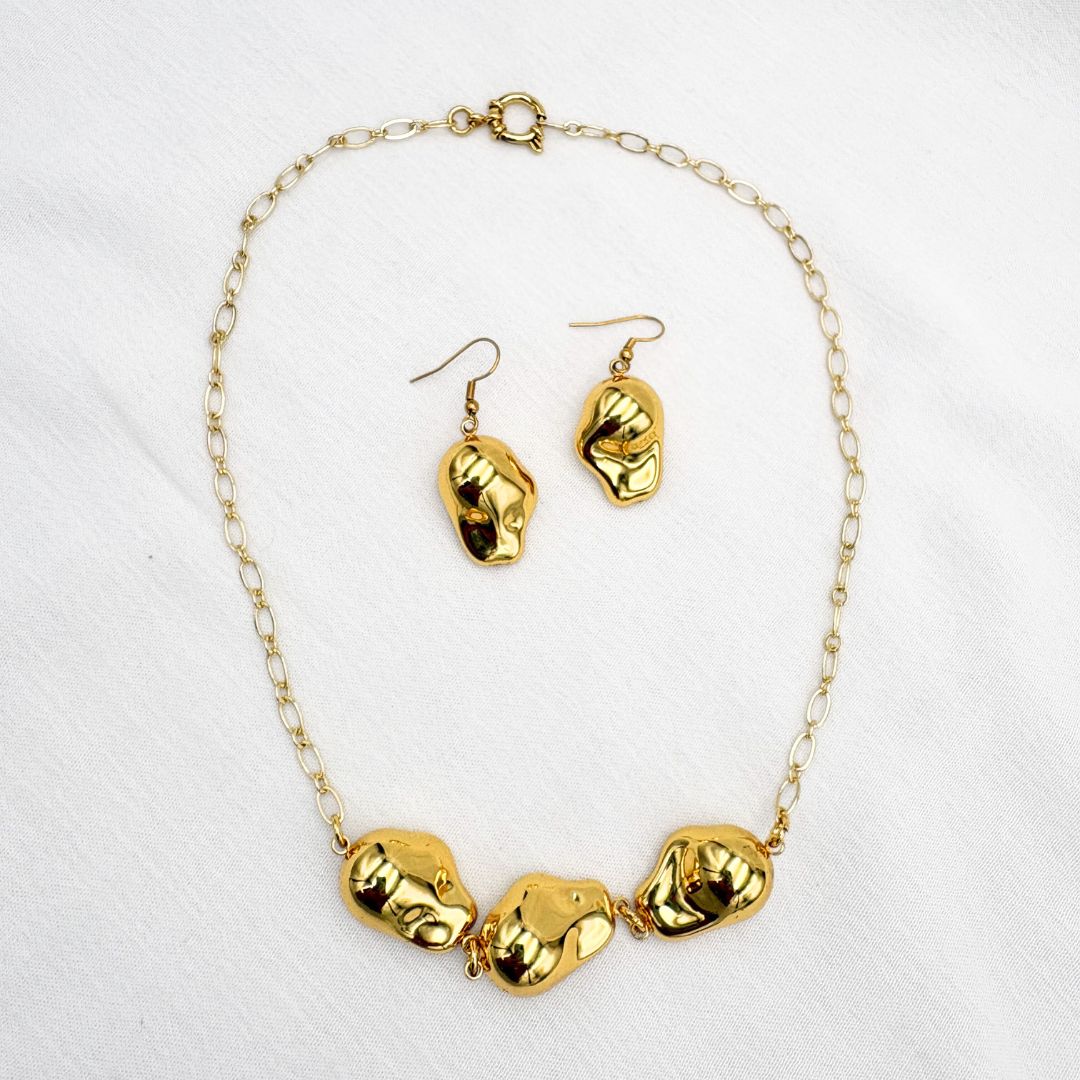 SET DE COLLAR Y ARETES CON DIJES ORGÁNICOS EN BAÑO DE ORO DE 18K SE1072G30