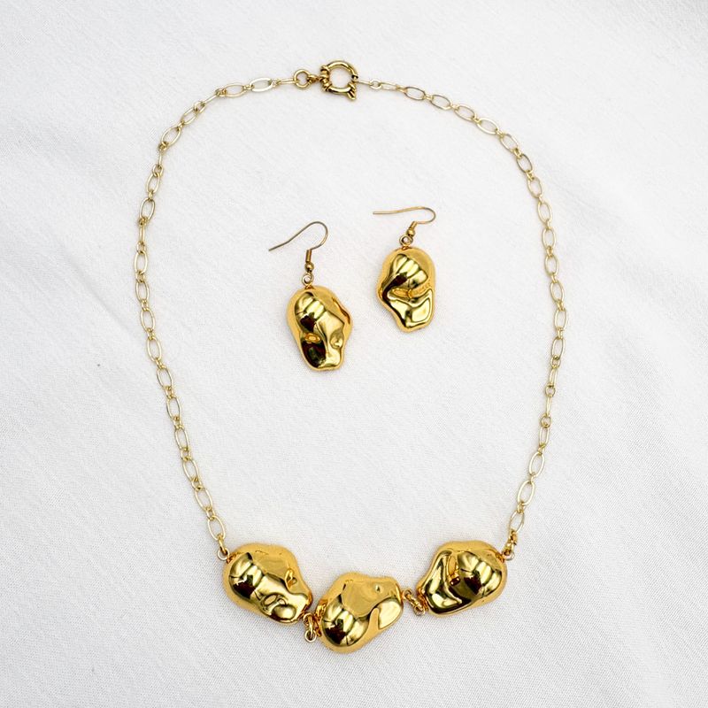 SET DE COLLAR Y ARETES CON DIJES ORGÁNICOS EN BAÑO DE ORO DE 18K SE1072G30