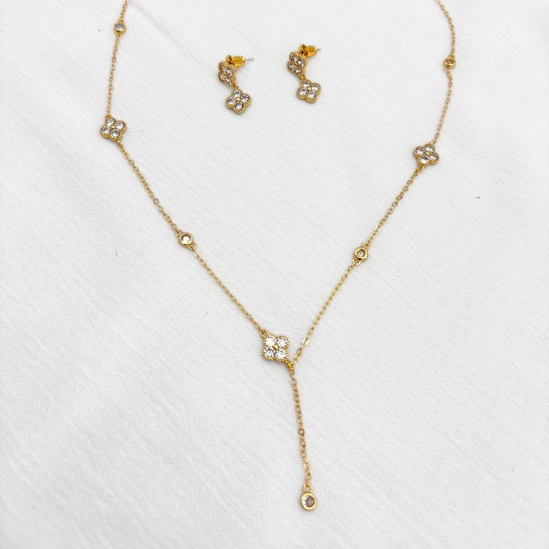 COLLAR ESTILO CORBATA Y ARETES DE TRÉBOLES CON CIRCONES EN BAÑO DE ORO DE 18K SE1075G32