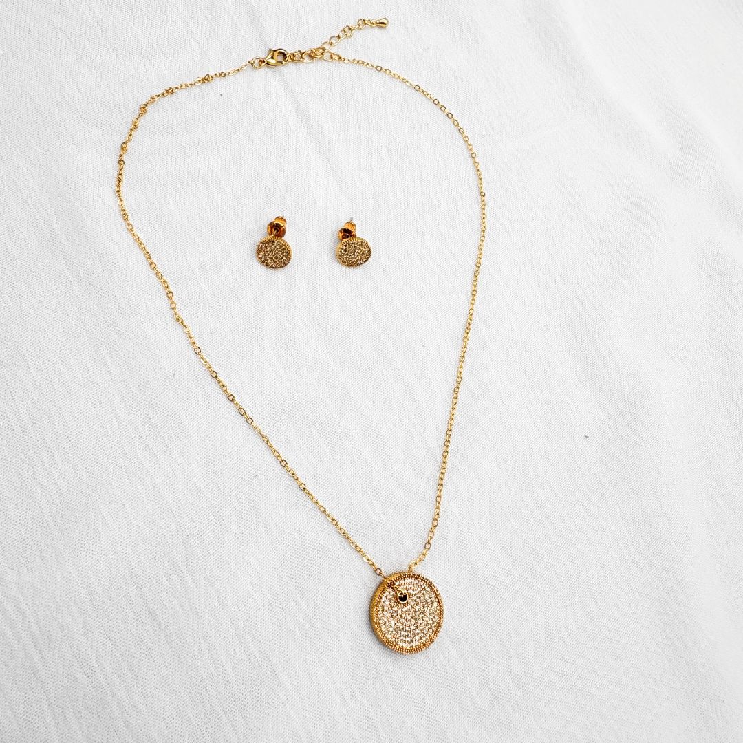 SET DE COLLAR Y ARETES CON MEDALLONES CIRCULARES EN PAVÉ DE CIRCONES Y BAÑO DE ORO DE 18K SE1076G32