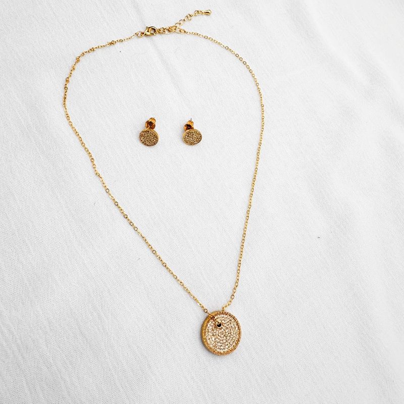 SET DE COLLAR Y ARETES CON MEDALLONES CIRCULARES EN PAVÉ DE CIRCONES Y BAÑO DE ORO DE 18K SE1076G32