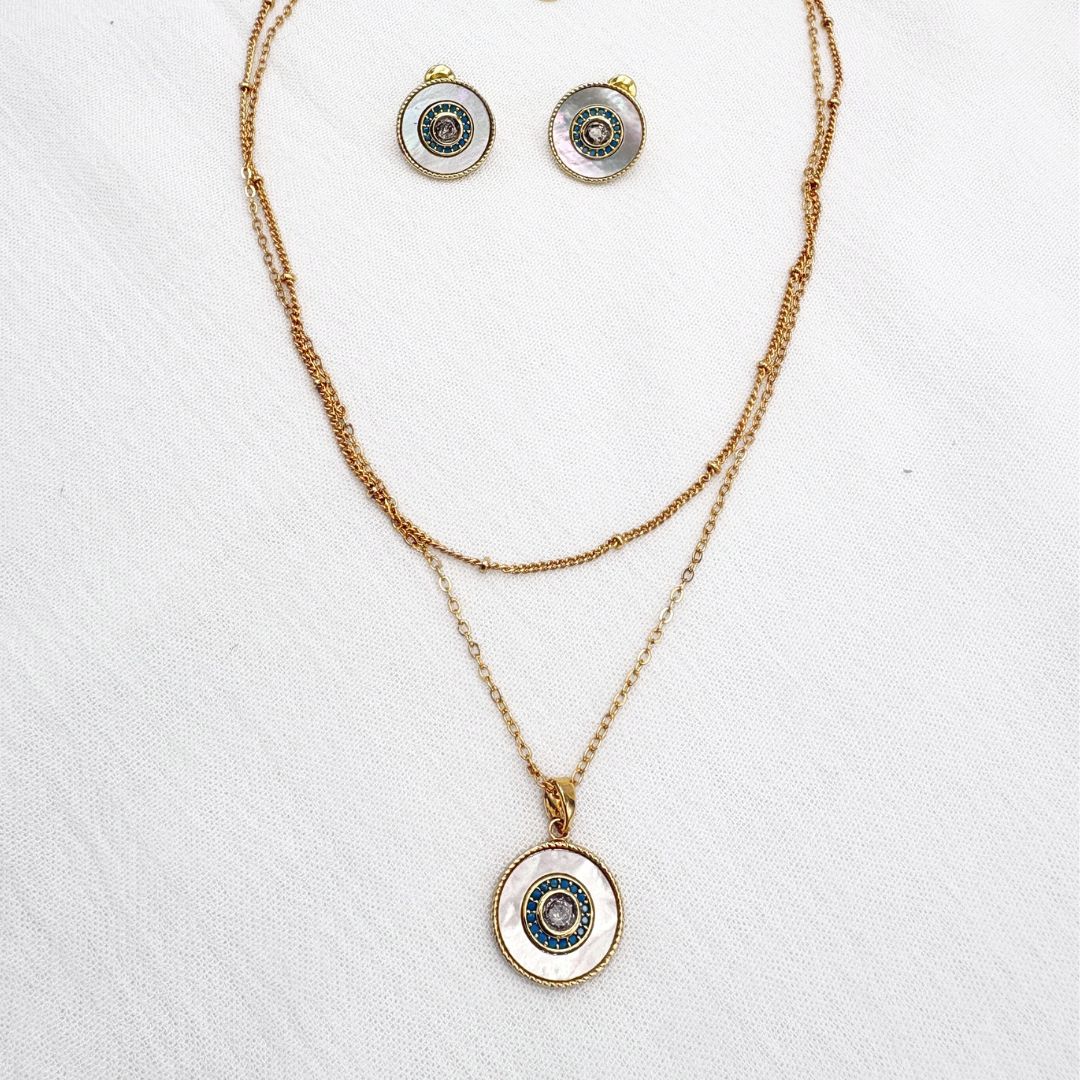 SET DE COLLAR DOBLE Y ARETES CON MEDALLONES DE MADREPERLA Y OJO TURCO EN BAÑO DE ORO DE 18K SE1074G32