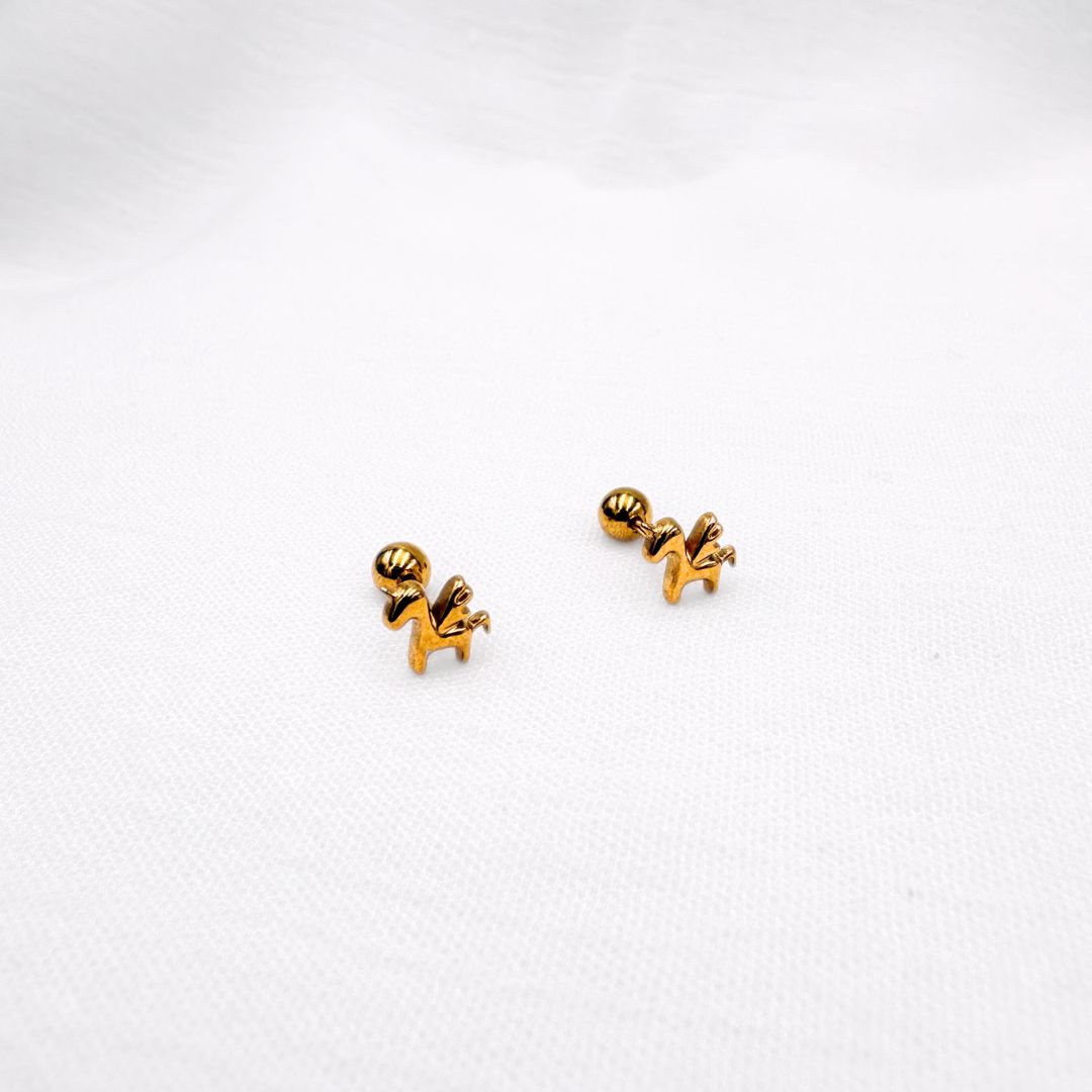 ARETES CON CIERRE DE BOLITA DE PEGASO EN ACERO CON BAÑO DE ORO DE 18K AB0577G33