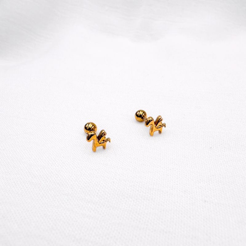 ARETES CON CIERRE DE BOLITA DE PEGASO EN ACERO CON BAÑO DE ORO DE 18K AB0577G33 ARETES CON CIERRE DE BOLITA DE PEGASO EN ACERO CON BAÑO DE ORO DE 18K AB0577G33