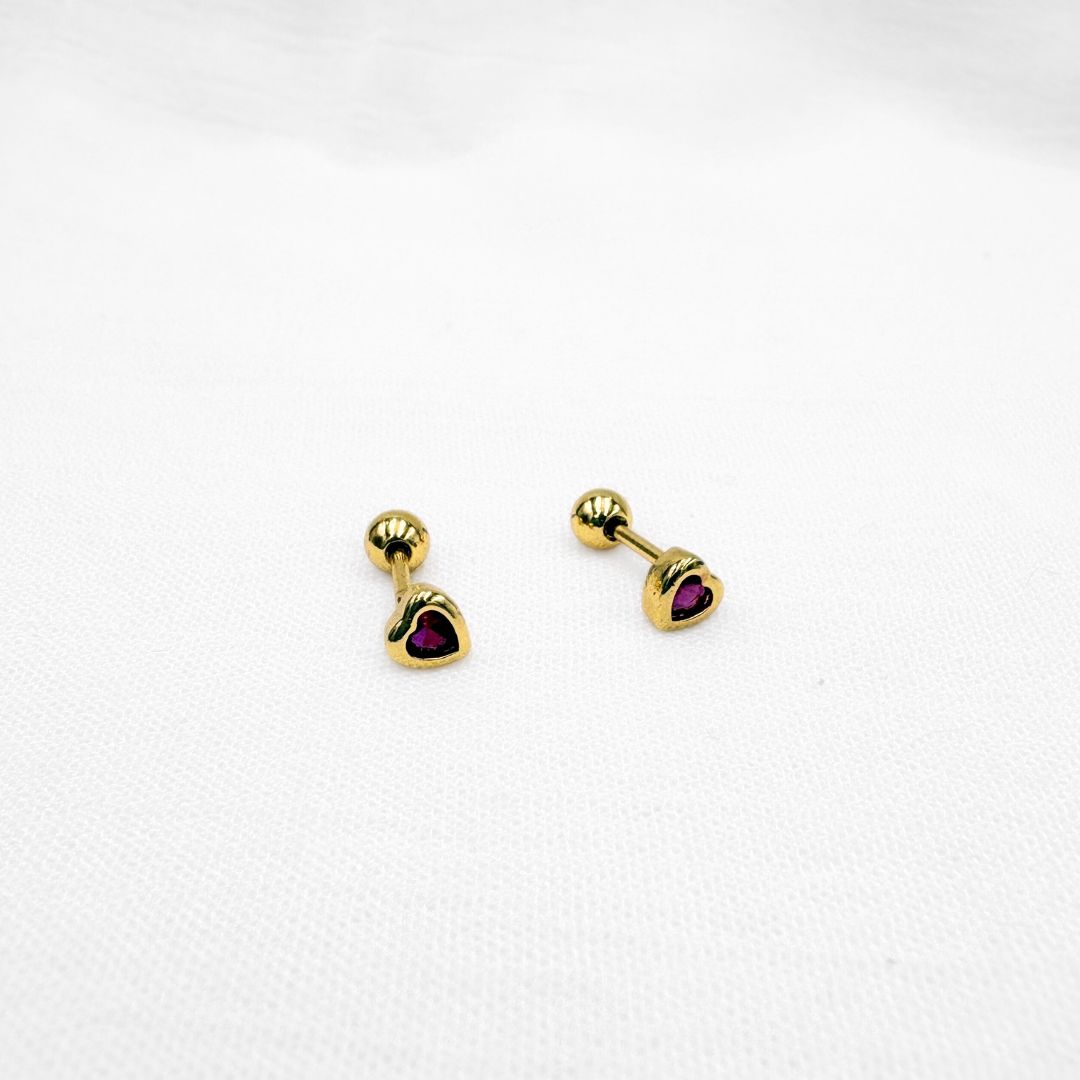 ARETES CON CIERRE DE BOLITA DE CORAZÓN CON CRISTAL MAGENTA EN ACERO CON BAÑO DE ORO DE 18K AB0559G33 ARETES CON CIERRE DE BOLITA DE CORAZÓN CON CRISTAL MAGENTA EN ACERO CON BAÑO DE ORO DE 18K AB0559G33