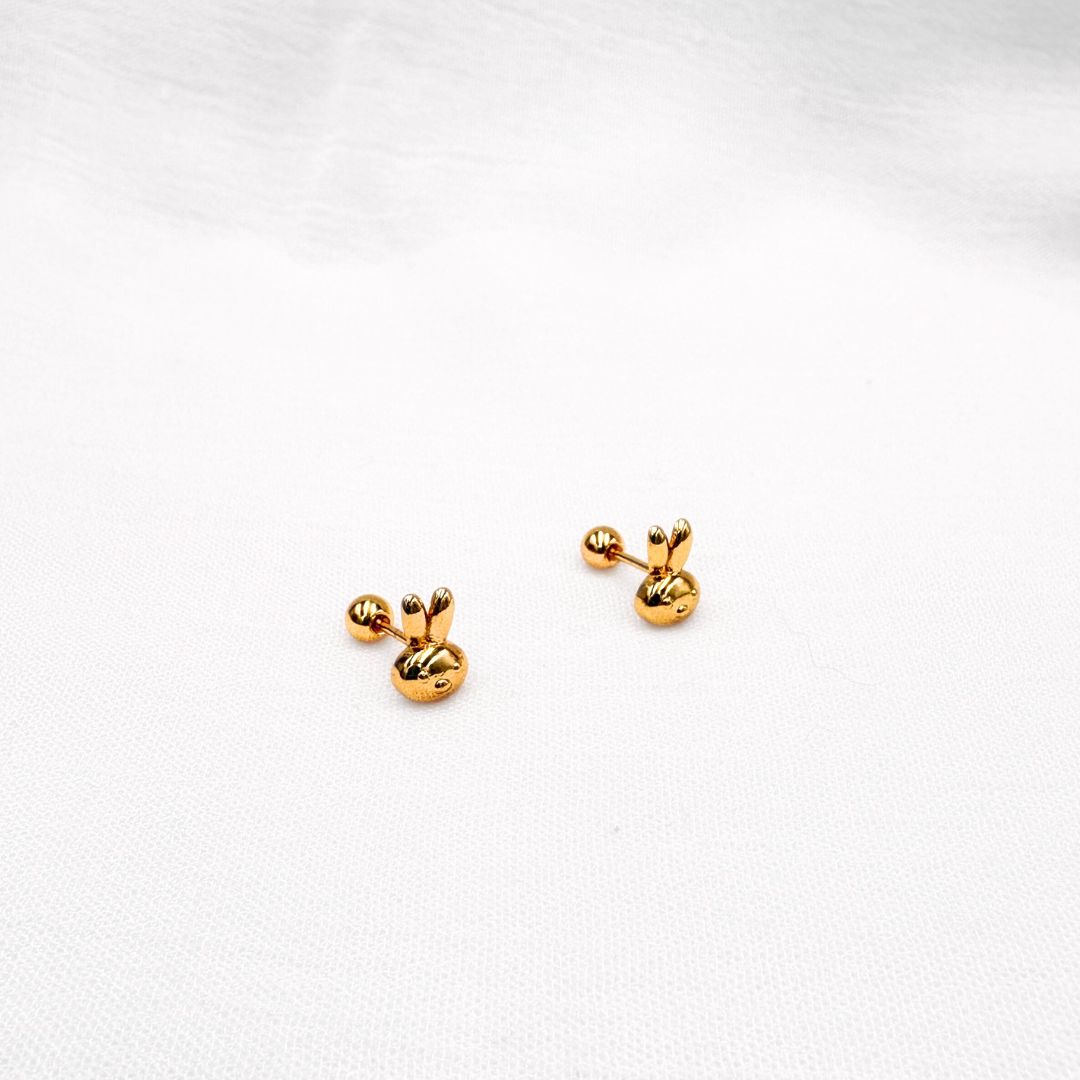 ARETES CON CIERRE DE BOLITA DE CONEJO MINIMALISTA EN ACERO CON BAÑO DE ORO DE 18K AB0558G33