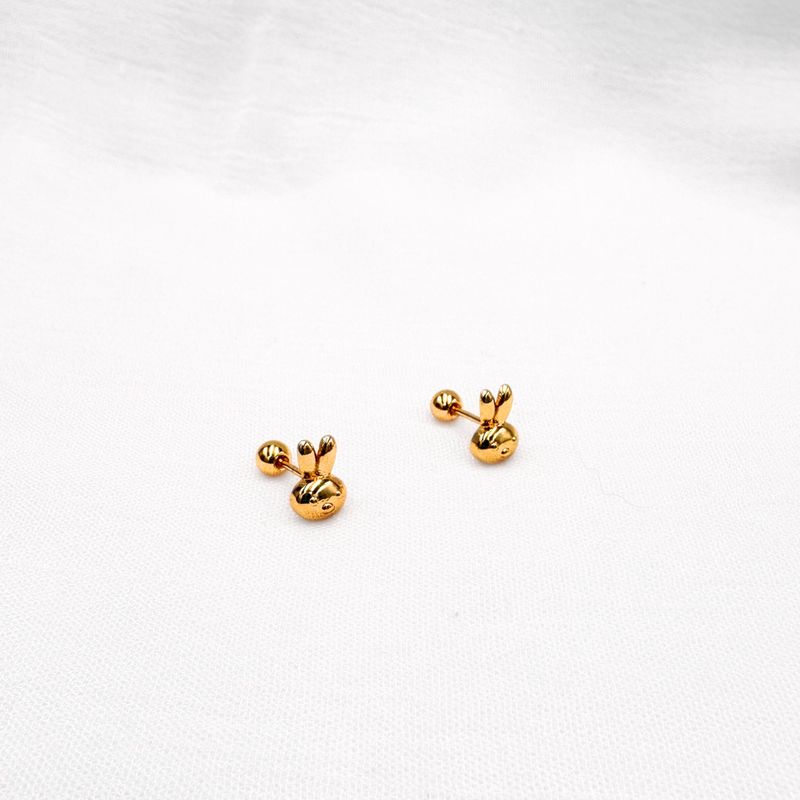 ARETES CON CIERRE DE BOLITA DE CONEJO MINIMALISTA EN ACERO CON BAÑO DE ORO DE 18K AB0558G33 ARETES CON CIERRE DE BOLITA DE CONEJO MINIMALISTA EN ACERO CON BAÑO DE ORO DE 18K AB0558G33