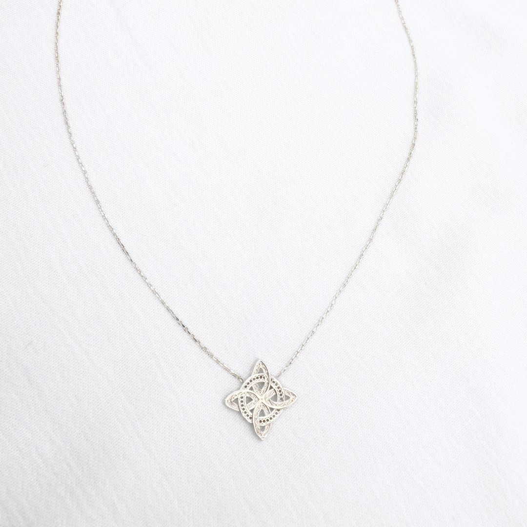 COLLAR DE CADENA FINA CON DIJE DE NUDO DE BRUJA EN PLATA CO1893L22