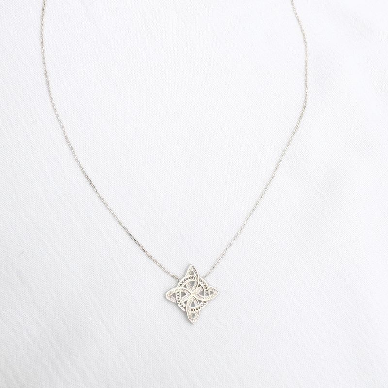 COLLAR DE CADENA FINA CON DIJE DE NUDO DE BRUJA EN PLATA CO1893L22 COLLAR DE CADENA FINA CON DIJE DE NUDO DE BRUJA EN PLATA CO1893L22