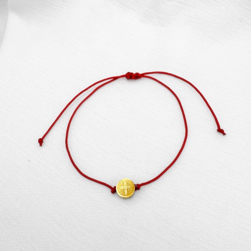 PULSERA DE HILO ROJO CON MEDALLA DE SAN BENITO EN ACERO CON BAÑO DE ORO DE 18K PU2043G43 PULSERA DE HILO ROJO CON MEDALLA DE SAN BENITO EN ACERO CON BAÑO DE ORO DE 18K PU2043G43