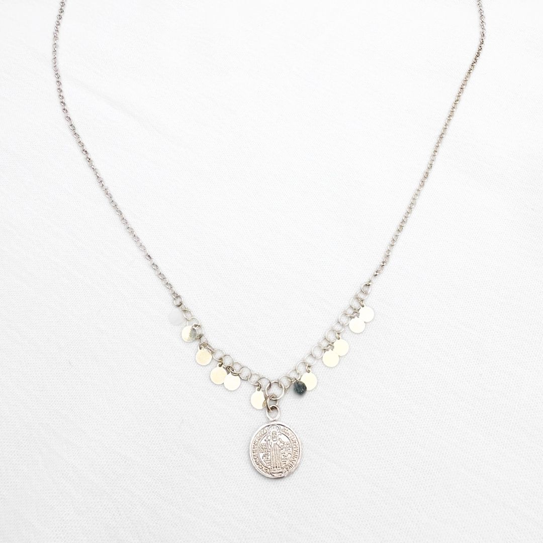 COLLAR DE CADENA CON MEDALLA DE SAN BENITO Y COLGANTES CIRCULARES EN PLATA CO1892F40