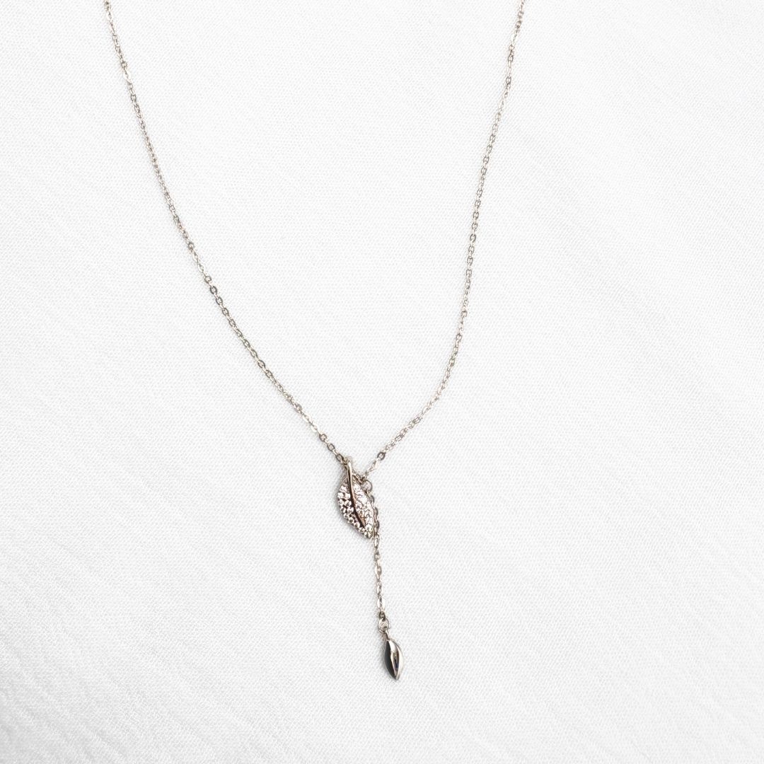 COLLAR TIPO CORBATERO CON DIJE DE HOJA CON MICROPAVÉ EN PLATA CO1895L22