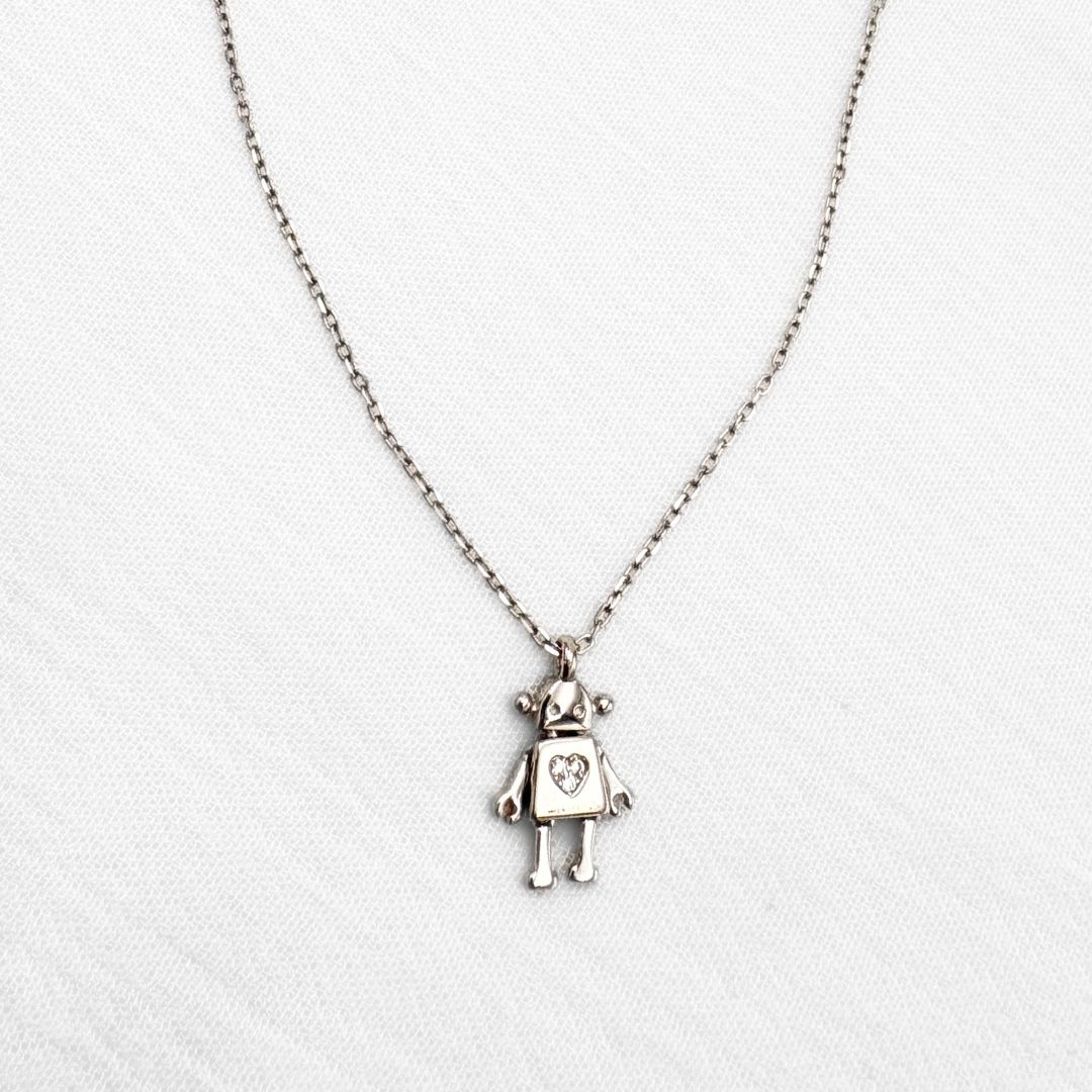 COLLAR DE CADENA FINA CON DIJE DE ROBOT CON DETALLE DE CORAZÓN EN PLATA CO1896L22 COLLAR DE CADENA FINA CON DIJE DE ROBOT CON DETALLE DE CORAZÓN EN PLATA CO1896L22