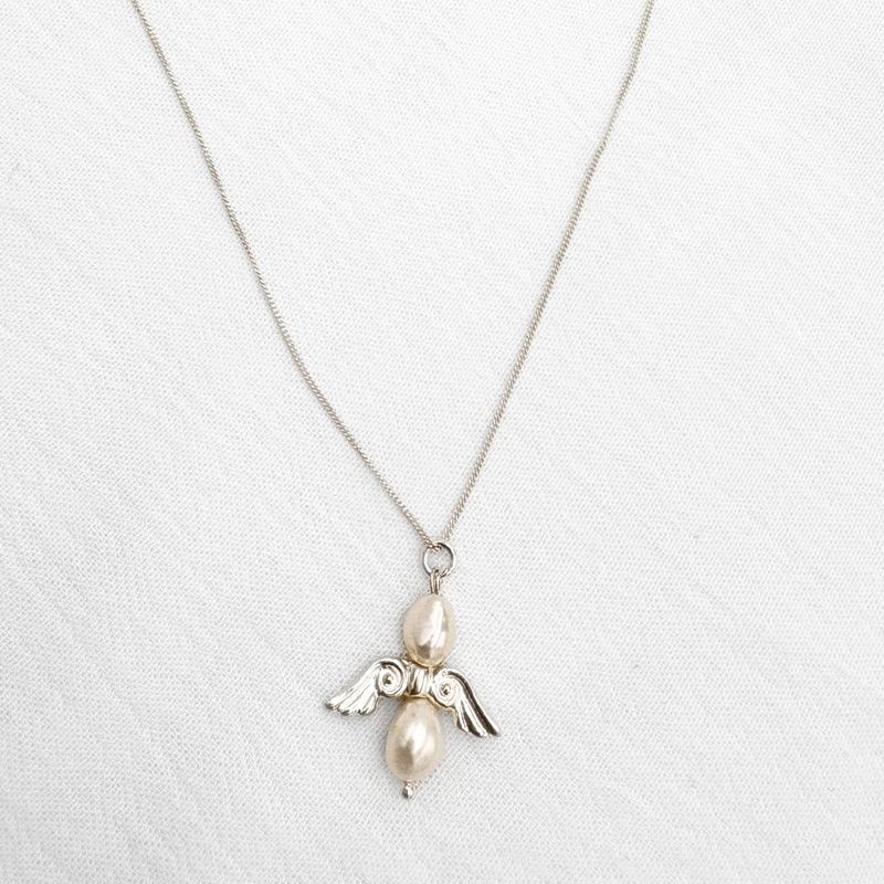 COLLAR DE CADENA FINA CON DIJE DE ÁNGEL EN PERLAS Y PLATA CO1894F30 COLLAR DE CADENA FINA CON DIJE DE ÁNGEL EN PERLAS Y PLATA CO1894F30