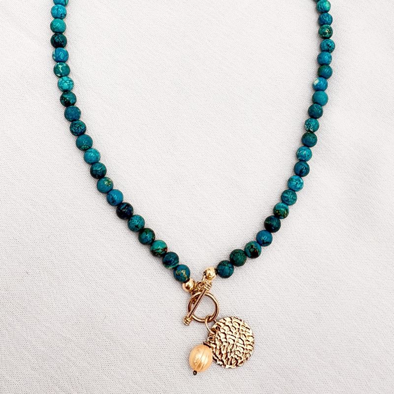 OLLAR DE CUENTAS DE TURQUESA CON DIJES COLGANTES Y CIERRE TIMÓN EN PLATA CO1898F43 OLLAR DE CUENTAS DE TURQUESA CON DIJES COLGANTES Y CIERRE TIMÓN EN PLATA CO1898F43