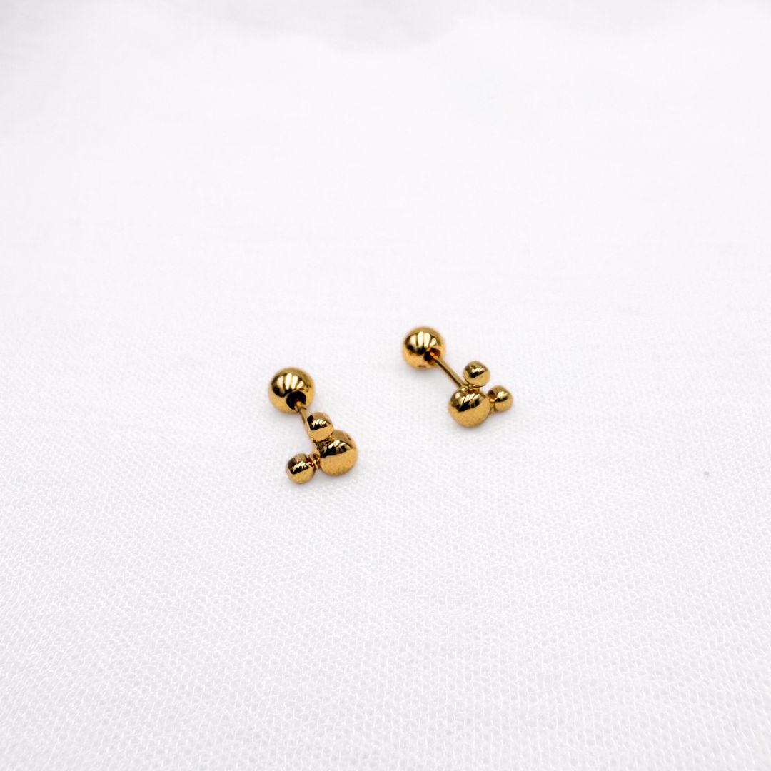 ARETES CON CIERRE DE BOLITA DE SILUETA MICKEY EN ACERO CON BAÑO DE ORO DE 18K AB0560G33