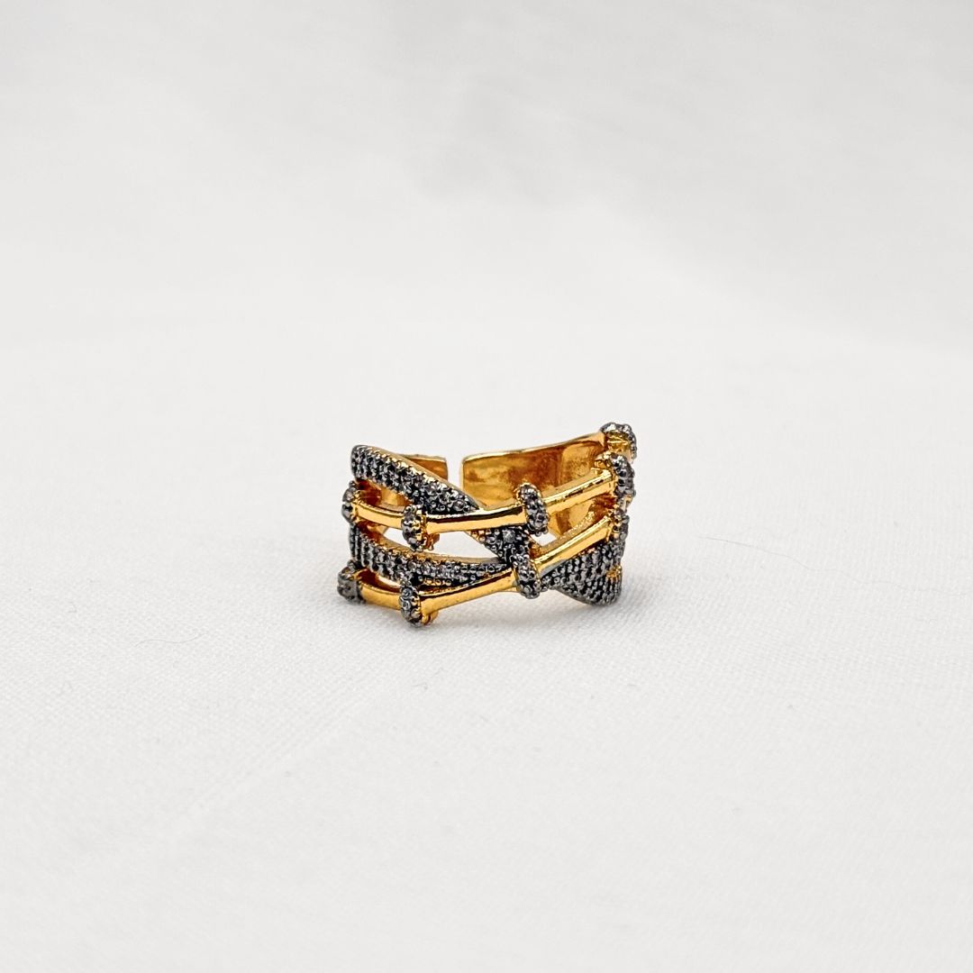 ANILLO AJUSTABLE DE RAMAS ENTRELAZADAS CON MICROPAVÉ BAÑO DE ORO DE 18K AN3886G30 ANILLO AJUSTABLE DE RAMAS ENTRELAZADAS CON MICROPAVÉ BAÑO DE ORO DE 18K AN3886G30