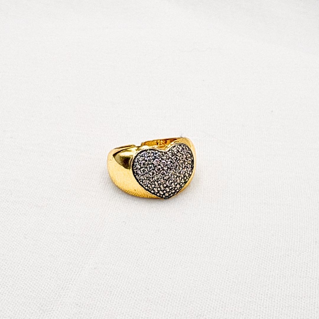 ANILLO DE SELLO CON CORAZÓN EN MICROPAVÉ CON BAÑO DE ORO DE 18K AN3888G40