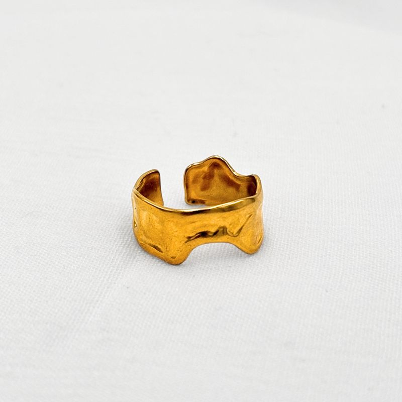 ANILLO AJUSTABLE DE BANDA ANCHA CON DISEÑO ORGÁNICO EN ACERO AN3905G137