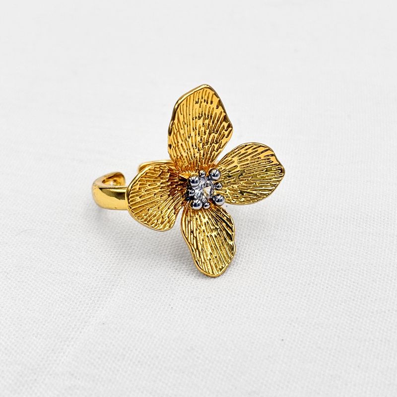 ANILLO AJUSTABLE DE FLOR XL TEXTURIZADA CON CENTRO DE CRISTAL EN BAÑO DE ORO DE 18K AN3906G50 ANILLO AJUSTABLE DE FLOR XL TEXTURIZADA CON CENTRO DE CRISTAL EN BAÑO DE ORO DE 18K AN3906G50