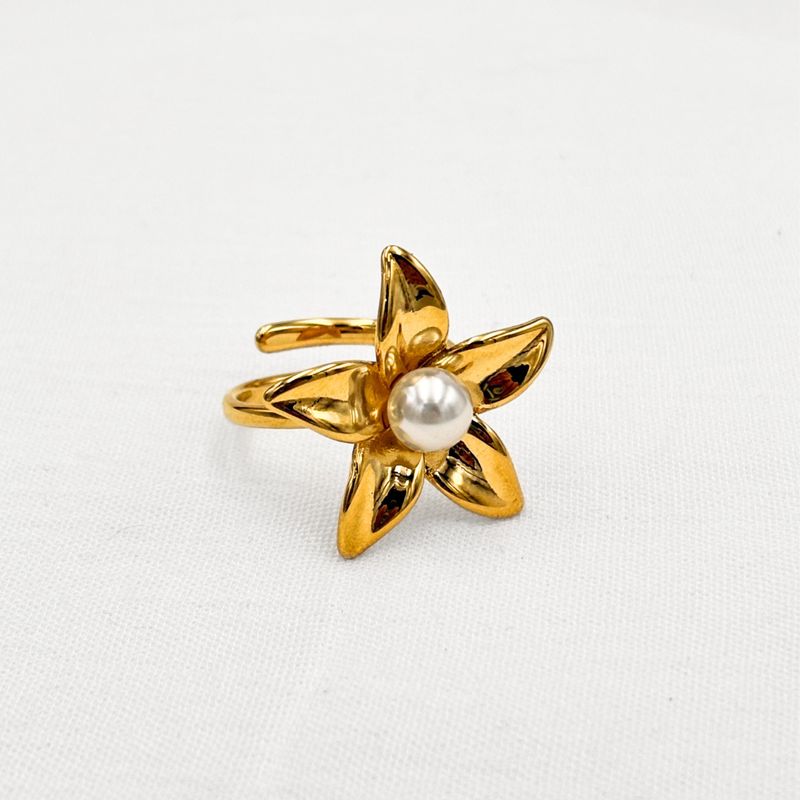 ANILLO AJUSTABLE DE FLOR CON PERLA CENTRAL EN ACERO AN3907G34 ANILLO AJUSTABLE DE FLOR CON PERLA CENTRAL EN ACERO AN3907G34