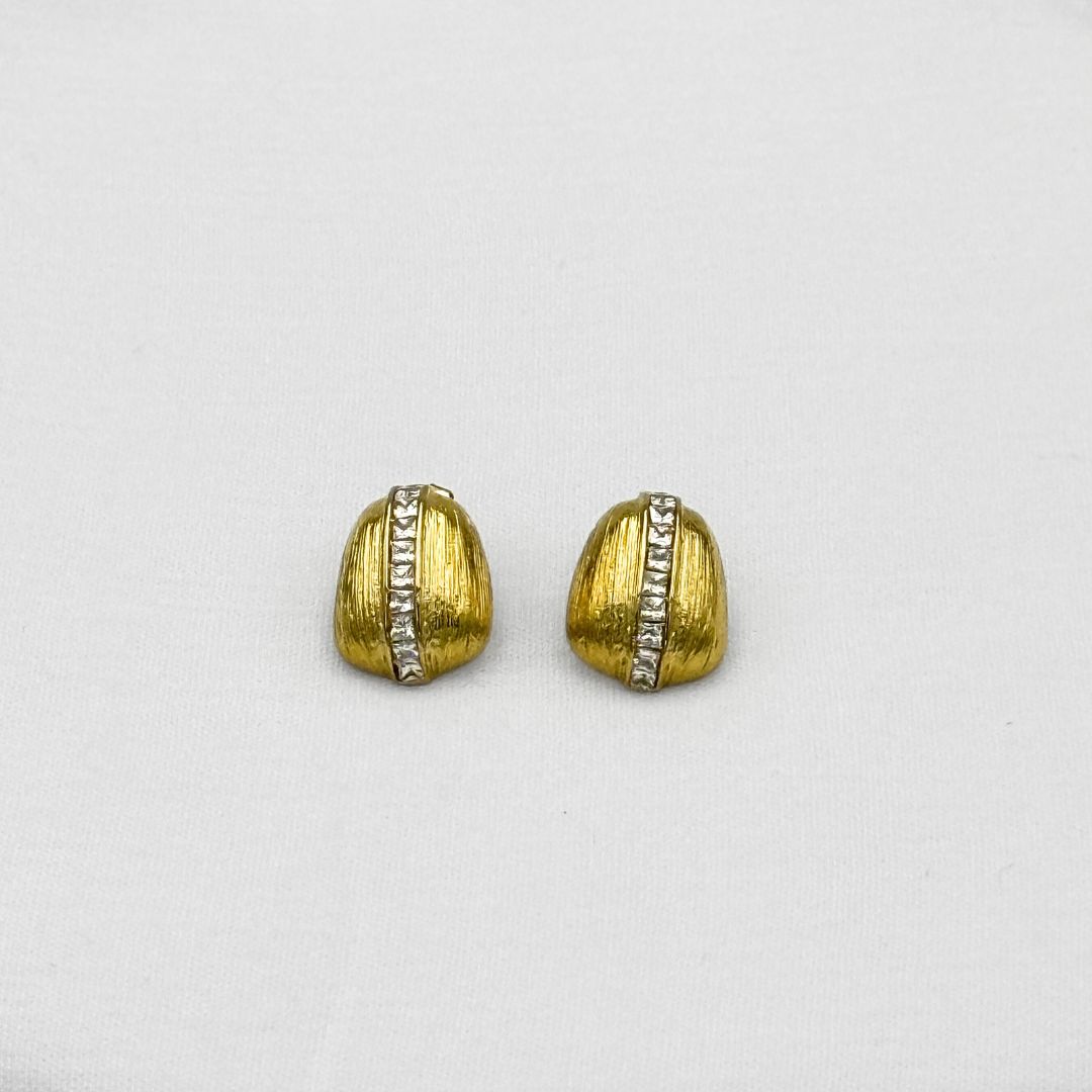 ARETES DE DOMO TEXTURIZADO CON CRISTALES EN ACERO CON BAÑO DE ORO DE 18K  AR3163G30