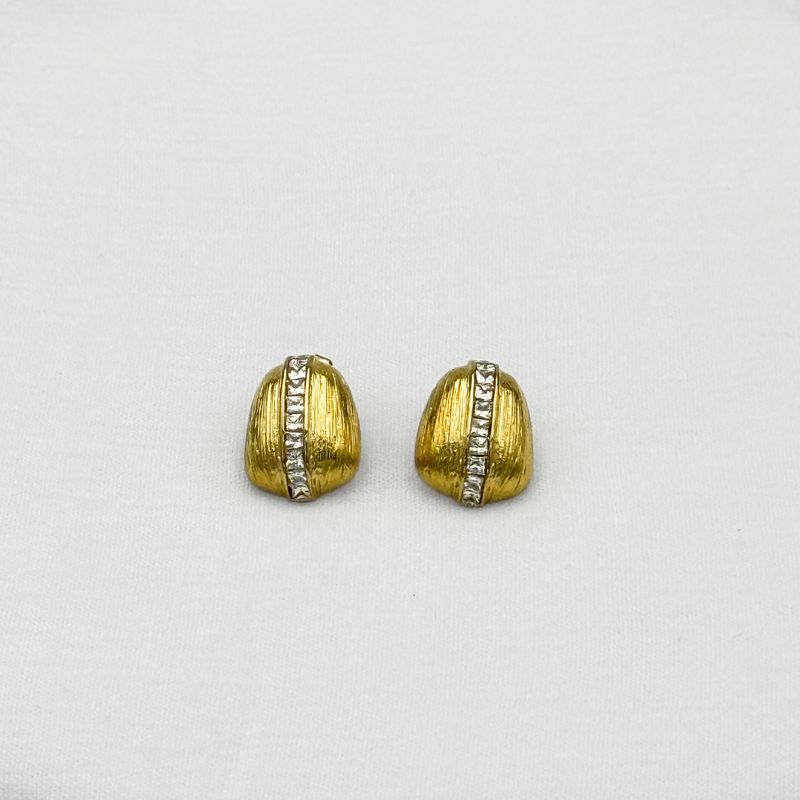 ARETES DE DOMO TEXTURIZADO CON CRISTALES EN ACERO CON BAÑO DE ORO DE 18K AR3163G30 ARETES DE DOMO TEXTURIZADO CON CRISTALES EN ACERO CON BAÑO DE ORO DE 18K AR3163G30